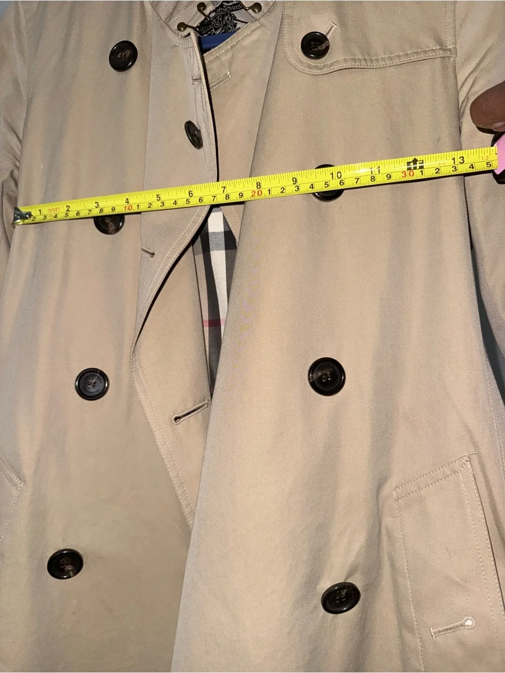 Burberry Beige and Black Nova Check Label Close-Up with Gold Chain Detail - Picture 13 of 16